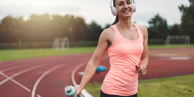 Don't let college life get in the way of your fitness goals. This guide offers practical tips and strategies for staying active and healthy, even with a busy schedule.